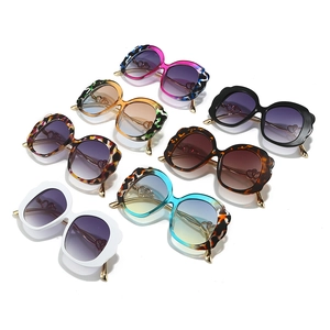 Fashionable oval sunglasses set with wavy frames and golden metal heart temples
