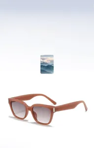 Détail de lunettes de soleil carrées vintage avec monture rouge brique et verres fumés
