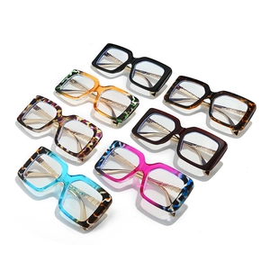 Lunettes de soleil de style hip hop avec petite monture rectangulaire et motifs variés