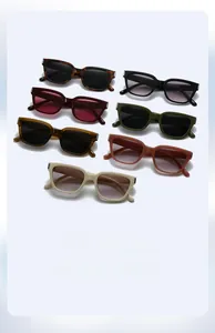 Vue à plat de sept lunettes de soleil carrées vintage en plusieurs couleurs assorties