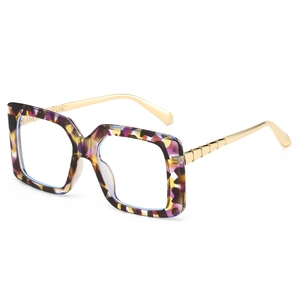 Lunettes carrées en écaille chic avec branches métalliques dorées sur un fond blanc pur