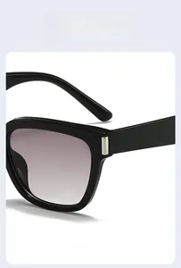 Détail de lunettes de soleil carrées dégradées avec charnière décorative en métal argent