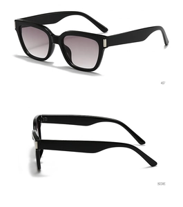 Détail de lunettes de soleil carrées avec accents argentés et verres dégradés