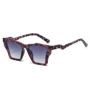 Retro geometric square sunglasses with marble pattern frame and gradient lenses