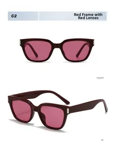Détail de lunettes de soleil carrées rouges avec accents argentés et verres roses