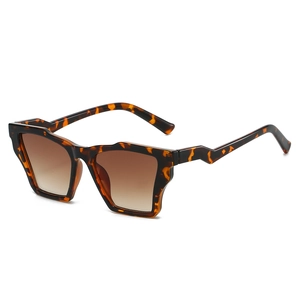 Retro square oversized tortoiseshell sunglasses with brown gradient lenses for men and women