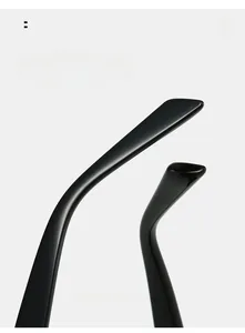 Dettaglio dell'asta degli occhiali da sole nero lucido con design ergonomico curvo