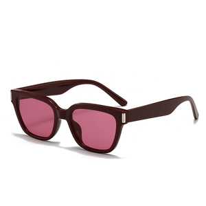 Lunettes de soleil carrées rouge foncé avec verres violets et détails en métal argenté
