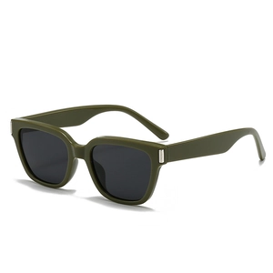 Lunettes de soleil carrées vert foncé avec détails métalliques argentés sur les branches