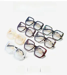 Vue détaillée de lunettes anti-lumière bleue avec branches en métal ajouré doré