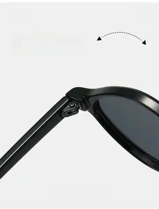 Détail de la charnière durable et de la monture noire brillante des lunettes de soleil