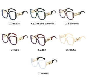 Vue détaillée de sept montures de lunettes carrées anti-lumière bleue en divers coloris