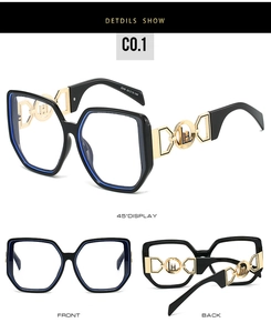 Vue détaillée des lunettes noires montrant les branches en chaîne et les logos