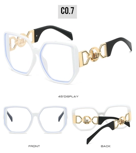 Vue détaillée des grandes lunettes carrées blanches avec charnière en métal doré