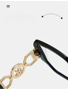 Vue macro de la charnière en métal doré durable et motif géométrique sur monture de lunettes