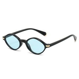 Lunettes de soleil rétro triangulaires, monture noire, verres bleus et détails dorés