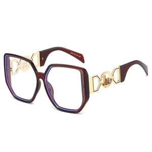 Lunettes oversize rouge foncé tendance avec branches en chaîne dorée et logo géométrique