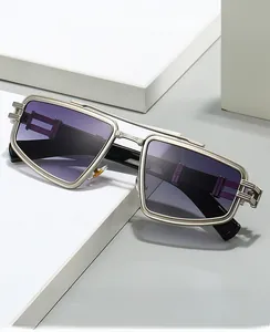 Gros plan de lunettes de soleil punk 2025 en métal argenté avec verres dégradés violets