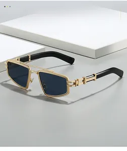Détail de lunettes de soleil punk vintage avec monture en métal doré et découpes