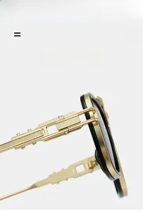 Dettaglio di occhiali da sole squadrati con aste in metallo e finitura nero e oro