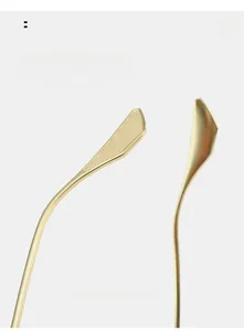 Dettaglio delle aste in metallo oro champagne curve con trama antiscivolo