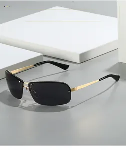 Détail de lunettes de soleil sans monture futuristes avec branches dorées et verres noirs