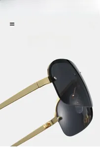 Détail des charnières en métal doré et des verres dégradés gris de lunettes de sport
