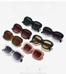 Vue à plat de lunettes de soleil carrées vintage en noir, écaille et couleurs dégradées