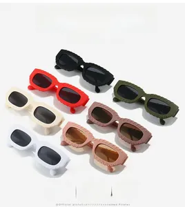 Détail de lunettes de soleil carrées vintage en sept couleurs avec montures texturées