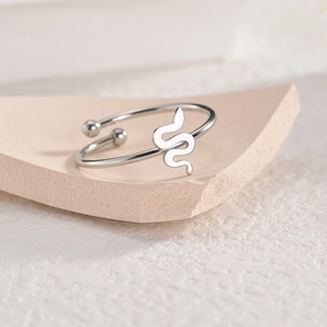 Anello serpente argento minimalista con finitura lucida e dettagli a doppia sfera