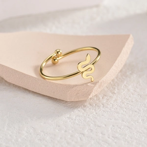 Anello a serpente dorato minimalista in acciaio inossidabile lucido con design regolabile