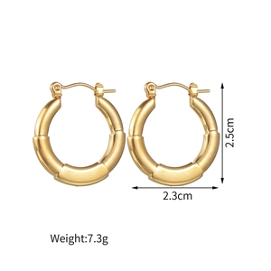 Détail de créoles dorées de 2,5 cm avec texture bambou et mesures de fermeture