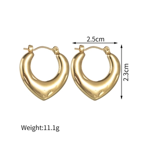 Détail de boucles d'oreilles cœur dorées avec taille 2,5cm x 2,3cm et poids 11,1g