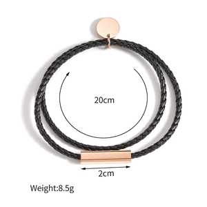 Bracelet double en cuir tressé noir avec détails en or rose et fermoir magnétique chic