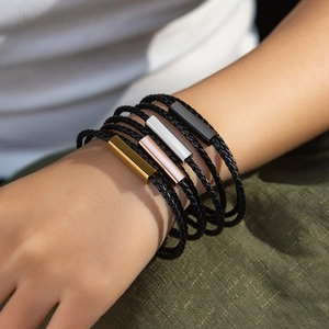 Bracelet En Cuir Tressé Minimaliste Avec Pendentif Rond En Acier Inoxydable Et Tube Métallique Double Couche Unisexe