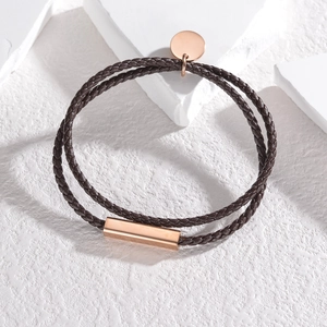Bracelet pour homme en cuir tressé marron avec fermoir or rose et pendentif circulaire