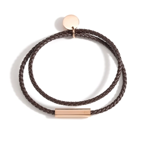 Détail du bracelet en cuir tressé marron foncé à double tour avec finitions or rose