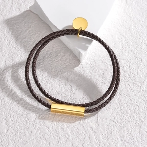 Bracelet tressé marron minimaliste avec boucle en métal doré et pendentif rond élégant