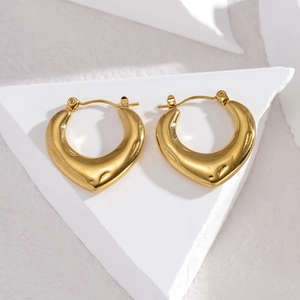 Boucles d'oreilles créoles cœur dorées minimalistes avec finition texturée mate