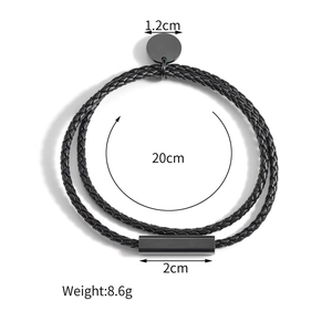 Bracelet tressé noir pour homme avec plaque en acier inoxydable et fermoir sur blanc