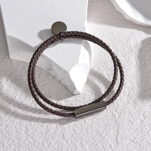 Bracelet pour hommes en cuir tressé marron foncé avec fermoir magnétique noir
