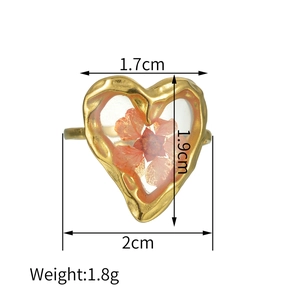 Bague cœur en acier inoxydable doré avec fleur séchée orange et dimensions précises