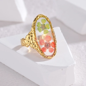 Bague ovale en résine dorée avec fleurs séchées naturelles et texture martelée