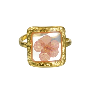 Bague carrée dorée en acier inoxydable avec une fleur séchée rose conservée dans la résine
