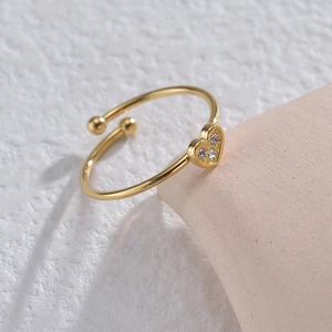 Bague cœur dorée élégante avec cristaux sur pierre beige pour une esthétique de luxe