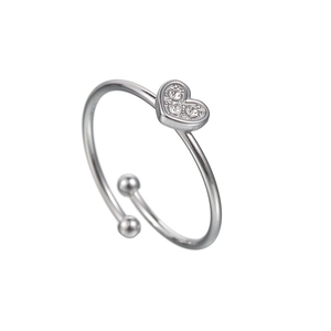 Détail d'une bague réglable en argent avec cœur serti de cristaux et embouts perlés