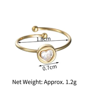 Bague réglable en acier inoxydable doré avec zircon en forme de cœur sur fond blanc