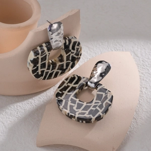 U-shaped geometric earrings with marble texture and silver irregular metal top