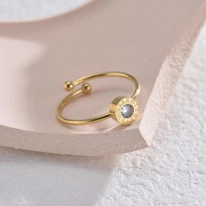 Bague dorée minimaliste avec chiffres romains et pierre centrale en zircone étincelante