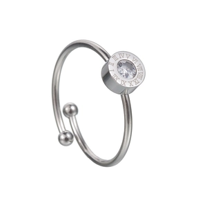 Détail de la bague en acier argenté avec chiffres romains et zircon central brillant